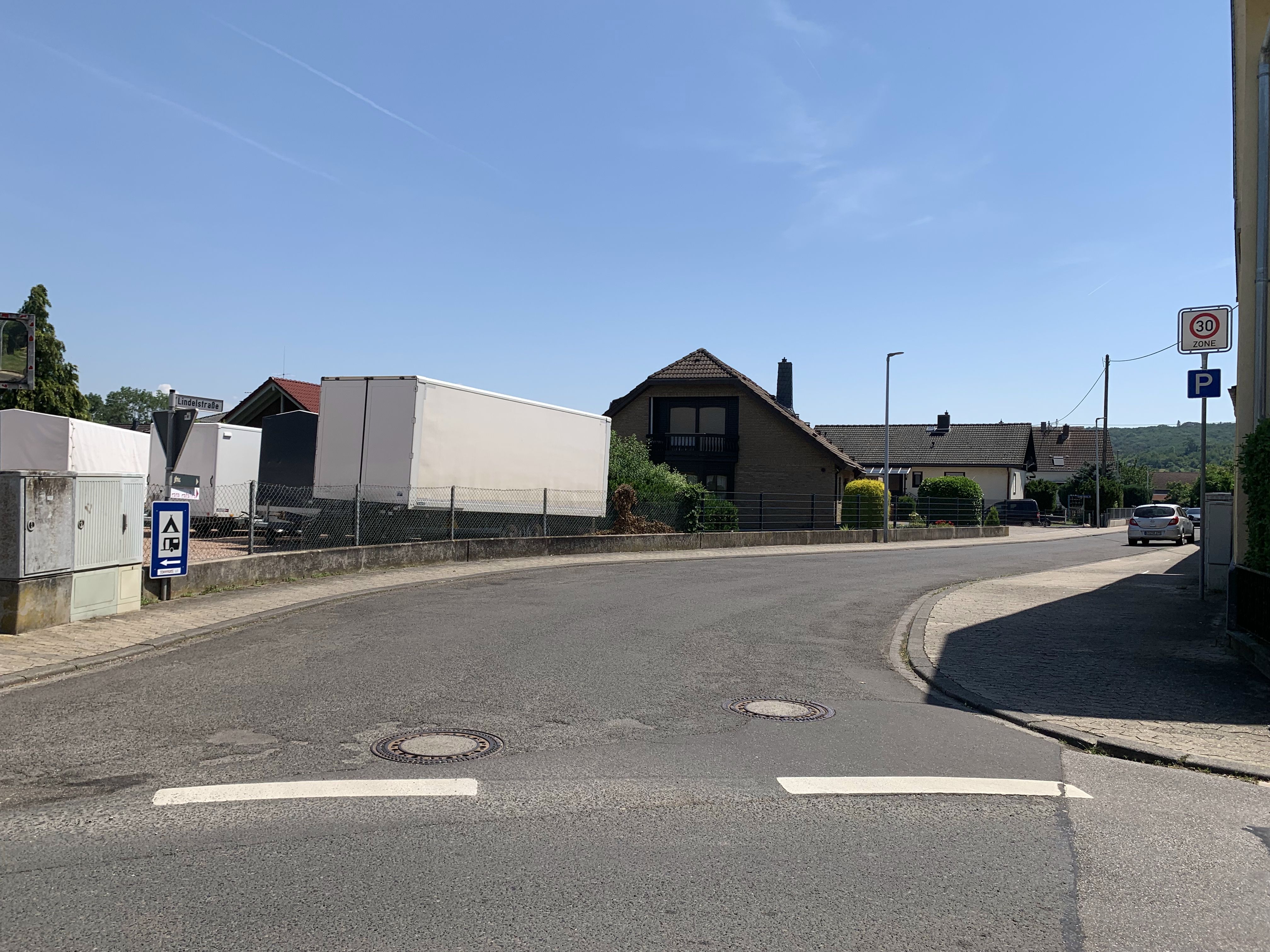 Verkehrsschild einer Tempo-30-Zone an der Kreuznacher Straße Ecke Lindelstraße in Guldental
